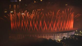 Pesta kembang api menyemarakkan Upacara Penutupan Asian Games ke-18 Tahun 2018 di Stadion Utama GBK, Senayan, Jakarta, Minggu (2/9). [Suara.com/Muhaimin A Untung]