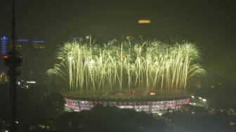 Pesta kembang api menyemarakkan Upacara Penutupan Asian Games ke-18 Tahun 2018 di Stadion Utama GBK, Senayan, Jakarta, Minggu (2/9). [Suara.com/Muhaimin A Untung]