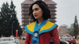 Bandingkan Fashion Wisuda 6 Seleb Cantik Lulusan Universitas Indonesia