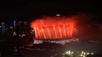 Pesta kembang api menyemarakkan Upacara Penutupan Asian Games ke-18 Tahun 2018 di Stadion Utama GBK, Senayan, Jakarta, Minggu (2/9). [Suara.com/Muhaimin A Untung]