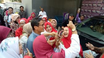 Curhat Emak-emak ke Sandiaga: Uang Belanja Cukup, Sembako Naik