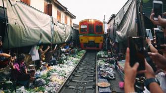 Maeklong Railway Market Disebut Pasar Berbahaya di Dunia