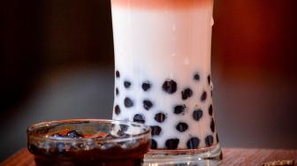 Tak Hanya Diminum, Bubble Tea Kini Jadi Sesaji di Kuil Thailand