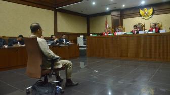 Terdakwa perkara korupsi Bantuan Likuiditas Bank Indonesia (BLBI), Syafruddin Arsyad Temenggung menjalani sidang dengan agenda tuntutan di Pengadilan Tipikor Jakarta, Senin (3/9). [Suara.com/Muhaimin A Untung] 