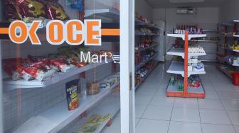 Suasana OK OCE Mart Kalibata yang hampir bangkrut, di Jalan Warung Jati Barat, Jakarta, Senin (3/9). Salah satu gerai minimarket yang digagas mantan Wagub DKI Sandiaga Uno ini masih buka, hanya saja sepi pembeli dan minim persediaan barang di rak dan beberapa sudut bagerai tidak terurus. [Suara.com/Muhaimin A Untung]