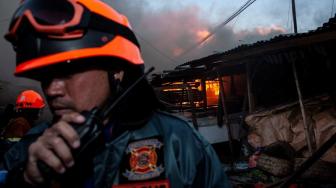 Kebakaran tersebut menghanguskan lebih dari 100 kios. Penyebab kebakaran hingga kini masih dalam penyelidikan pihak berwajib. [ANTARA FOTO]