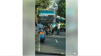 Ngeblong Jalur, Bus Jurusan Surabaya-Banyuwangi Kena Batunya