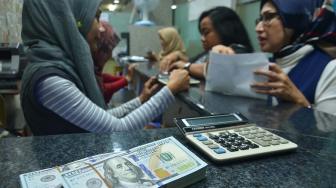 Dalam situs resmi Bank Indonesia tercatat kurs jual rupiah melemah, kurs jual rupiah mencapai level Rp 15.002 per dolar AS.[Suara.com/Muhaimin A Untung]
