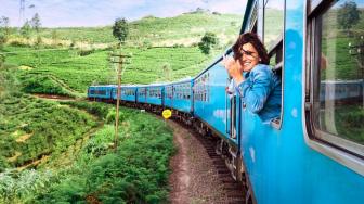 Travel Blogger Gelantungan di Kereta yang Melaju, Fotonya Tuai Kecaman
