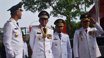 Menteri Dalam Negeri Tjahjo Kumolo beserta Gubernur Sulawesi Selatan Nurdin Abdullah, Wakil Gubernur Sulawesi Selatan Sudirman Sulaiman, Gubernur Jawa Barat Ridwan Kamil, Gubernur Jawa Tengah Ganjar Pranowo, Wakil Gubernur Jateng Taj Yasin Maimoen, Gubernur Bali I Wayan Koster, dan Wakil Gubernur Bali Tjokorda Oka Artha Ardhana Sukawati berjalan sebelum melakukan pertemuan dengan pimpinan KPK di Gedung KPK, Jakarta, Rabu (5/9). [Suara.com/Muhaimin A Untung]