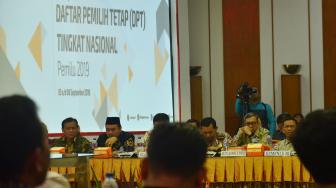 Rapat Pleno tersebut membahas Rekapituliasi Daftar Pemilih Tetap (DPT) tingkat nasional pemilu 2019. [Suara.com/Muhaimin A Untung]