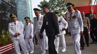 Menteri Dalam Negeri Tjahjo Kumolo beserta Gubernur Sulawesi Selatan Nurdin Abdullah, Wakil Gubernur Sulawesi Selatan Sudirman Sulaiman, Gubernur Jawa Barat Ridwan Kamil, Gubernur Jawa Tengah Ganjar Pranowo, Wakil Gubernur Jateng Taj Yasin Maimoen, Gubernur Bali I Wayan Koster, dan Wakil Gubernur Bali Tjokorda Oka Artha Ardhana Sukawati berjalan sebelum melakukan pertemuan dengan pimpinan KPK di Gedung KPK, Jakarta, Rabu (5/9). [Suara.com/Muhaimin A Untung]