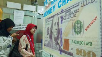 Dalam situs resmi Bank Indonesia tercatat kurs jual rupiah melemah, bahkan pada siang hari ini kurs jual rupiah mencapai level Rp 15.002 per dolar AS.[Suara.com/Muhaimin A Untung]
