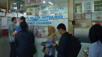 Dalam situs resmi Bank Indonesia tercatat kurs jual rupiah melemah, bahkan pada siang hari ini kurs jual rupiah mencapai level Rp 15.002 per dolar AS.[Suara.com/Muhaimin A Untung]
