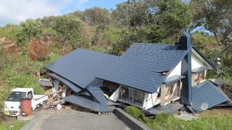 Longsor akibat gempa bumi menghancurkan rumah-rumah penduduk di Hokkaido, Kamis (6/9/2018) [AFP]