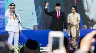 Gubernur Jawa Barat Ridwan Kamil (kiri) bersama Penjabat Gubernur Jabar M Iriawan (kedua kanan) dan istri Novita Ariyanti (kanan) meneriakan yel-yel seusai acara Sertijab Gubernur Jawa Barat di Gedung Sate, Bandung, Jawa Barat