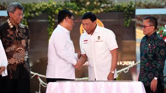 Menko Polhukam Wiranto (kedua kanan) berjabat tangan dengan Ketua Lembaga Perlindungan Saksi dan Korban (LPSK) Abdul Haris Semendawai (kedua kiri) disaksikan Kepala Badan Pengawasan Keuangan dan Pembangunan (BPKP) Ardan Adiperdana (kiri) dan Ketua Komisi Yudisial Jaja Ahmad Jayus (kanan) usai meresmikan gedung LPSK di Kantor LPSK Jakarta