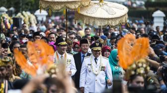 Gubernur Jawa Barat Ridwan Kamil bersama Wakil Gubernur UU Ruzhanul Ulum berjalan menuju Gedung Sate untuk menghadiri acara Sertijab Gubernur Jawa Barat di Bandung, Jawa Barat