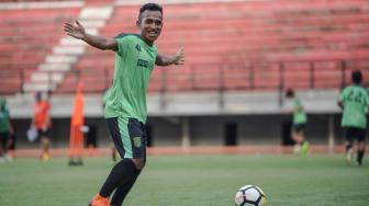 Irfan Jaya Terharu Kenang Laga Debutnya Bersama Persebaya