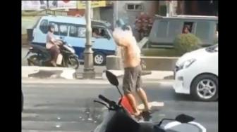 Gara-gara Mandi di Tengah Jalan, Aksi Lelaki Ini Jadi Viral