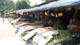 Rupiah Lemah, Pedagang Buah Pasar Rebo Merugi