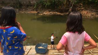 Seorang anak bermain di aliran Sungai Ciliwung di kawasan Kebon Baru, Tebet, Jakarta