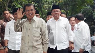 Wakil Presiden Jusuf Kalla mendatangi posko pemenangan Jokowi-Ma'ruf Amin di Jalan Cemara, Menteng, Jakarta Pusat