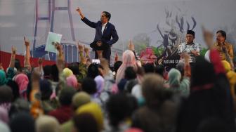 Presiden Joko Widodo (kiri) disaksikan Menteri Agraria dan Tata Ruang Sofyan Djalil (kanan) dan Menteri Agama Lukman Hakim Siafuddin (kedua kanan) memberikan arahan kepada warga yang menerima sertifikat saat penyerahan sertifikat tanah untuk rakyat di Surabaya