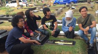 Rilis Selamat Jalan Kekasih, D'Masiv Nyekar ke Makam Chrisye