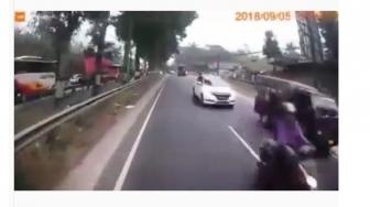 Aksi Ngeblong Bus Ini Bikin Murka Warganet