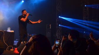 Penyanyi Jay Sean bernyanyi menghibur pengunjung di Livespace SCBD,  Jakarta