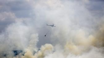 Helikopter MI-18Mtv milik Badan Nasional Penanggulangan Bencana (BNPB) melakukan pemadaman kebakaran lahan dari udara (water boombing) di Tulung Selapan, Ogan Komering Ilir (OKI), Sumatera Selatan