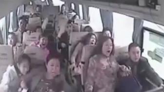 Rekaman CCTV Detik Detik Bus Masuk Jurang Bikin Deg Degan