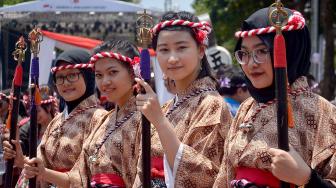 Sejumlah peserta mengangkat arak-arakan mikoshi saat Festival Budaya Pop Jak-Japan Matsuri 2018, di Gelora Bung Karno Senayan, Jakarta, Minggu (9/9). festival tersebut mengusung tema "Indonesia and Japan Always Together", dan dimeriahkan dengan parade mikoshi, cosplay japan, JKT 48 dan AKB 48. [Suara.com/Muhaimin A Untung]