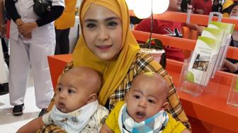 April Jasmine Akui Punya Anak Kembar Repot, Tapi...