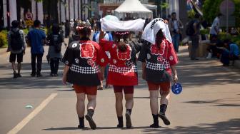 Sejumlah peserta mengangkat arak-arakan mikoshi saat Festival Budaya Pop Jak-Japan Matsuri 2018, di Gelora Bung Karno Senayan, Jakarta, Minggu (9/9). festival tersebut mengusung tema "Indonesia and Japan Always Together", dan dimeriahkan dengan parade mikoshi, cosplay japan, JKT 48 dan AKB 48. [Suara.com/Muhaimin A Untung]