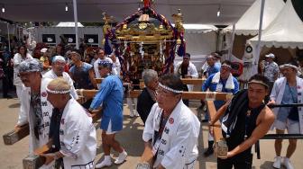 Sejumlah peserta mengangkat arak-arakan mikoshi saat Festival Budaya Pop Jak-Japan Matsuri 2018, di Gelora Bung Karno Senayan, Jakarta, Minggu (9/9). festival tersebut mengusung tema "Indonesia and Japan Always Together", dan dimeriahkan dengan parade mikoshi, cosplay japan, JKT 48 dan AKB 48. [Suara.com/Muhaimin A Untung]
