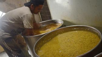 Pekerja melakukan proses pengolahan kacang kedelai di kawasan mampang prapatan, Jakarta, Minggu (9/9). [Suara.com/Muhaimin A Untung] 