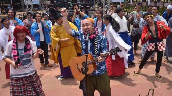 Sejumlah peserta mengangkat arak-arakan mikoshi saat Festival Budaya Pop Jak-Japan Matsuri 2018, di Gelora Bung Karno Senayan, Jakarta, Minggu (9/9). festival tersebut mengusung tema "Indonesia and Japan Always Together", dan dimeriahkan dengan parade mikoshi, cosplay japan, JKT 48 dan AKB 48. [Suara.com/Muhaimin A Untung]