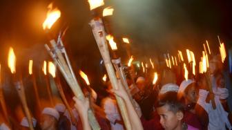 Sejumlah warga melakukan pawai obor di Manggarai, Jakarta