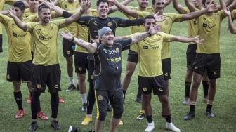 Legenda Argentina Diego Maradona saat melatih klub Dorados de Sinalo di Stadion Banorte, Meksiko