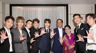 Jokowi Salam 5 Jari saat Foto Bareng Suju di Korsel