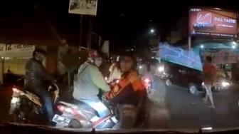 Main Serobot Jalur, Reaksi Pesepeda Motor Ini Malah Bikin Kesal