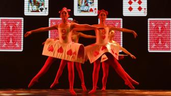 Balerina menampilkan tari balet saat pementasan Alice in Wonderland di JW Marriott Surabaya, Jawa Timur