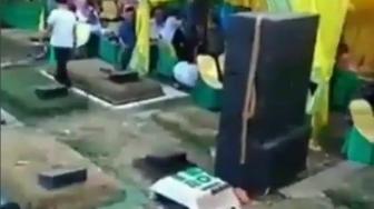 Sereeem... Heboh Viral Pesta Pernikahan di Kuburan