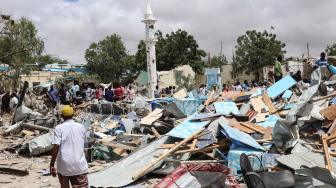 Warga Somalia berkumpul di lokasi bom mobil diluar kantor pemerintah lokal di Mogadishu, Somallia