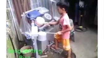 Pakai Barang Bekas, Skill Anak Ini Seperti Drumer Profesional