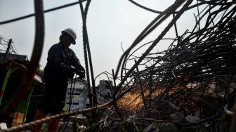 Pekerja mengangkat sisa bangunan saat pembongkaran Rumah Susun Karang Anyar,  Jakarta