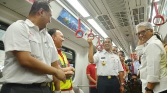 Gubernur DKI Jakarta Anies Baswedan memantau uji coba dan mengecek Light Rapid Transit (LRT)  yang telah diujicoba sejak 21 Agustus di Stasiun Velodrome, Jakarta