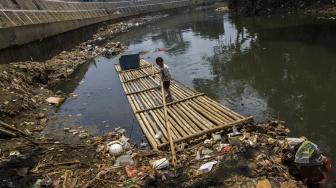 Diduga Tercemar Limbah Pabrik, Air Sungai Cileungsi Berubah Warna, Warga Gunung Putri: DLH Ada Gak Tindakannya?